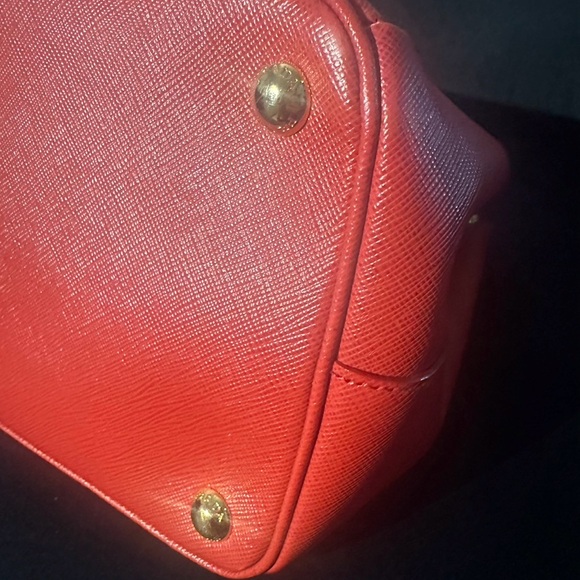 PRADA - Picture 3 of 7